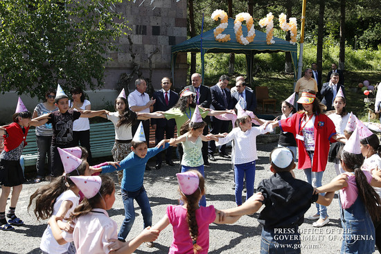 Վարչապետն այցելել է Հանքավանի «Լուսաբաց» ճամբարում հանգստացող երեխաներին