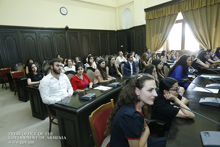 Վարչապետն ընդունել է «Սփյուռք ամառային դպրոց-2015» ծրագրի մասնակիցներին
