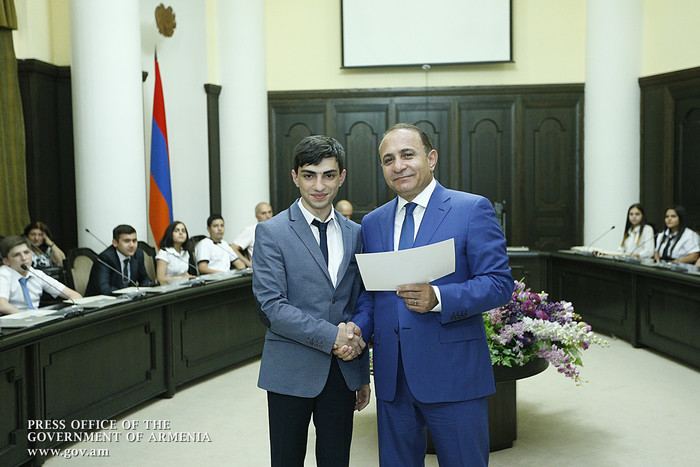 Վարչապետը շնորհավորել է 2014-2015 թթ. ուսումնական տարվա հանրապետական օլիմպիադայի հաղթողներին