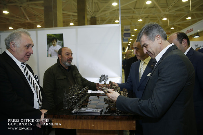 Վարչապետը ծանոթացել է «ՋՈՒՆՎԵՔՍ Երևան շոու-2016» ոսկերչական միջազգային ցուցահանդեսին ներկայացված աշխ