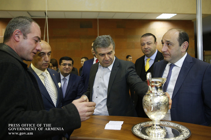 Վարչապետը ծանոթացել է «ՋՈՒՆՎԵՔՍ Երևան շոու-2016» ոսկերչական միջազգային ցուցահանդեսին ներկայացված աշխ