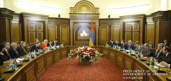 Վարչապետն ընդունել է Եվրոպական հանձնաժողովի հարևանության և ընդլայնման հարցերով հանձնակատարին