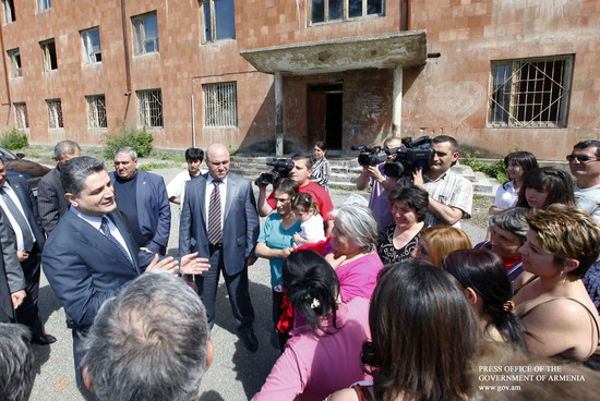 Արմավիր քաղաքի երկու վթարային շենքերի բնակիչների բնակարանային խնդիրներին լուծում է տրվել
