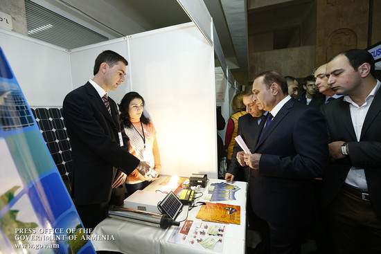 Վարչապետը ծանոթացել է «Հայացք ապագային-2014» ցուցահանդեսին մասնակցող կազմակերպությունների գործունեու