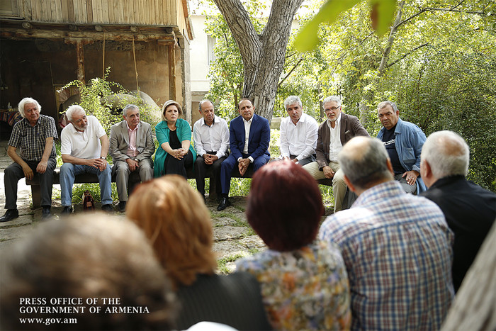 Վարչապետ Աբրահամյանը հանդիպում է ունեցել մի խումբ մտավորականների հետ