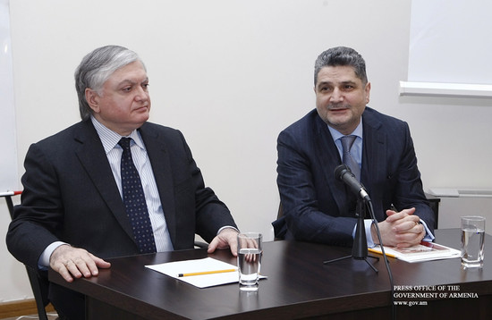 Վարչապետն այցելել է դիվանագիտական դպրոց