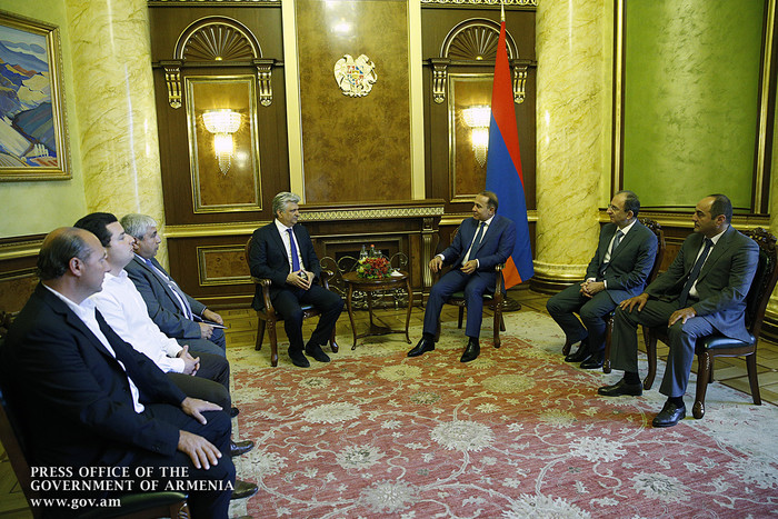 Վարչապետն ընդունել է շվեյցարահայ գործարար Վարդան Սրմաքեշին