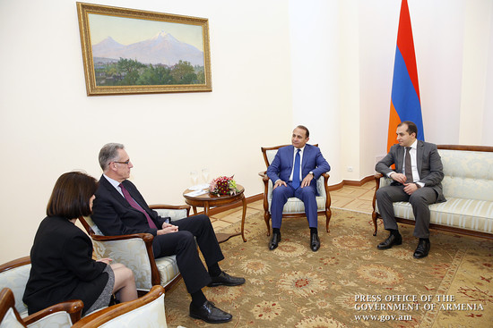 Վարչապետը հրաժեշտի հանդիպում է ունեցել ՀՀ-ում Ֆրանսիայի դեսպանի հետ