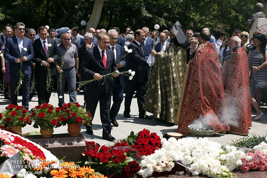 Վարչապետը հարգանքի տուրք է մատուցել Անդրանիկ Մարգարյանի հիշատակին