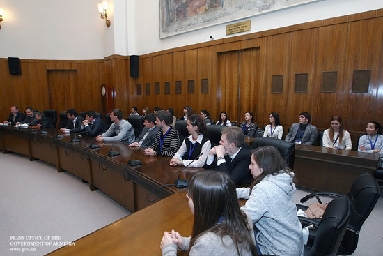 Վարչապետը հանդիպել է երիտասարդ տնտեսագետ ուսանողների միջազգային  գիտաժողովի մասնակիցներին