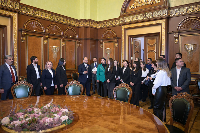 Արայիկ Հարությունյանն ընդունել է Կառավարության շենք ճանաչողական այցի մասնակիցներին