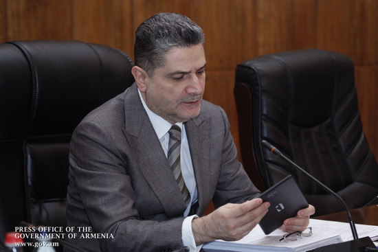 Արդյունաբերական խորհրդի նիստում վարչապետին են ներկայացրել և նվիրել հայկական արտադրության առաջին պլան
