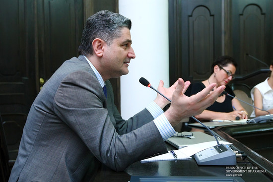 Վարչապետն ընդունել է «Լույս» հիմնադրամի ուսանողներին