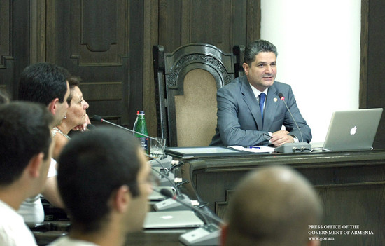 «Լույս» հիմնադրամի ուսանողները հյուրընկալվել են կառավարությունում
