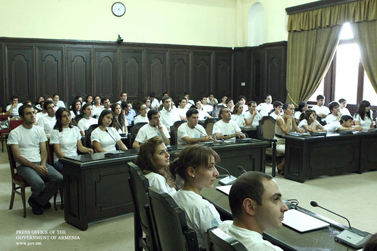 «Լույս» հիմնադրամի ուսանողները հյուրընկալվել են կառավարությունում