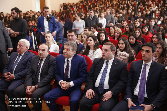 Մարտահրավերները պահանջում են լինել խելացի և կիրթ. Կարեն Կարապետյանն ուսանողներին հանձնել է կրթաթոշակ