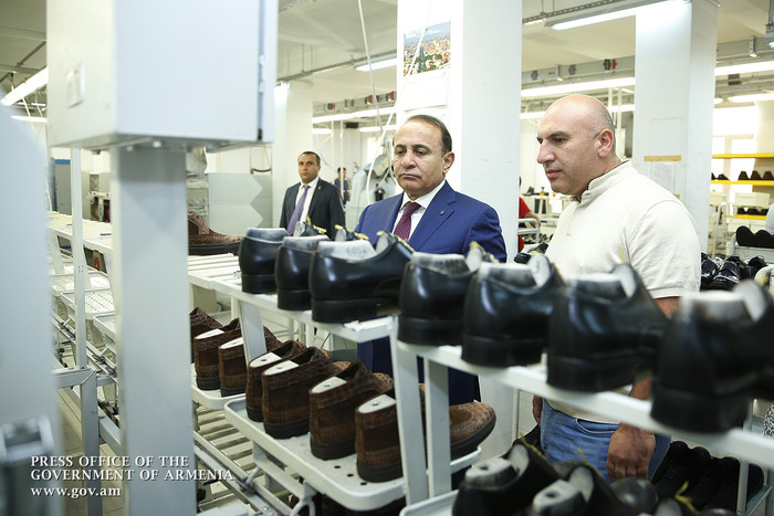 Վարչապետն այցելել է կոշիկի արտադրությամբ զբաղվող «Փիրալյան» ընկերություն
