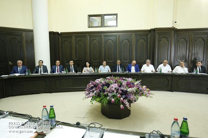 Վարչապետն ընդունել է կոնյակի և գինու արտադրությամբ զբաղվող ընկերությունների ներկայացուցիչներին