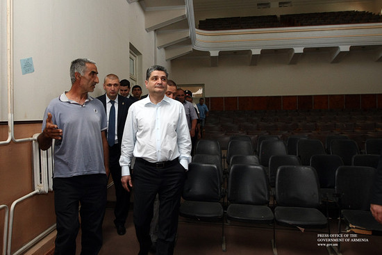 Վարչապետն այցելել է Արմավիրի մարզ` ծանոթացել կարկտահարությունից առաջացած խնդիրների լուծման ուղղությա
