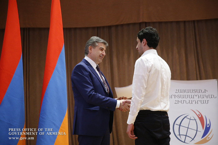 Մարտահրավերները պահանջում են լինել խելացի և կիրթ. Կարեն Կարապետյանն ուսանողներին հանձնել է կրթաթոշակ