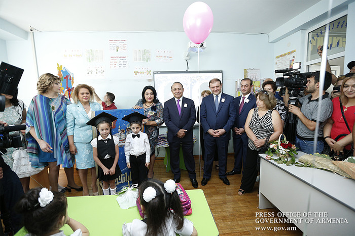 Գիտելիքի օրվա առթիվ Հովիկ Աբրահամյանն այցելել է Երևանի թիվ 155 հիմնական դպրոց