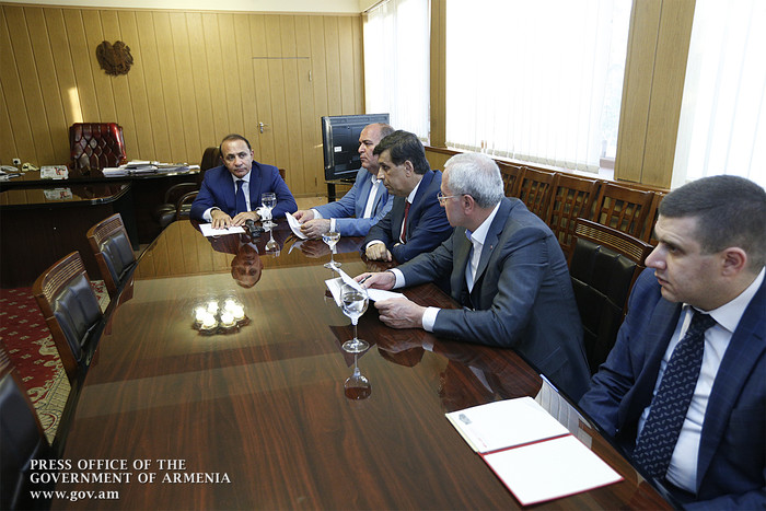 Վարչապետն այցելել է Արարատի մարզ՝ լսել խաղողագործների մտահոգությունները բերքի մթերման հետ կապված