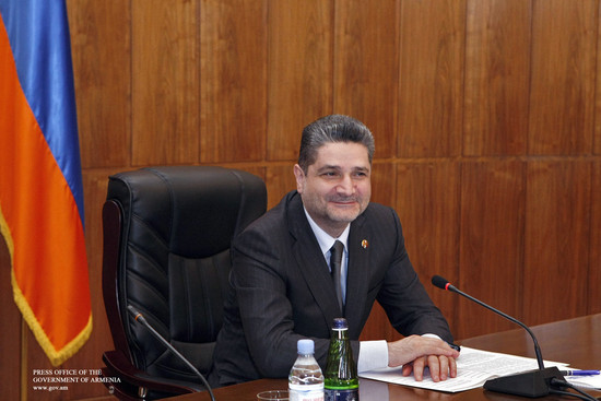 Վարչապետը հուշամեդալներով է պարգևատրել Հայաստանի տնտեսությունում ներդրումներ կատարած գործարարներին