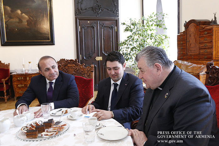 Պրահայում վարչապետ Հովիկ Աբրահամյանը հանդիպել է Պրահայի արքեպիսկոպոս  Կարդինալ Դոմինիկ Դուկայի հետ